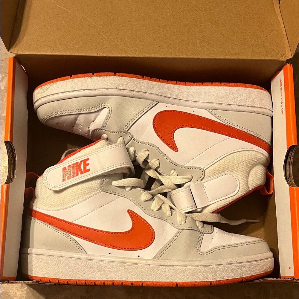 Size 5.5 mens Nike Court Borough Mid 2 shoes.